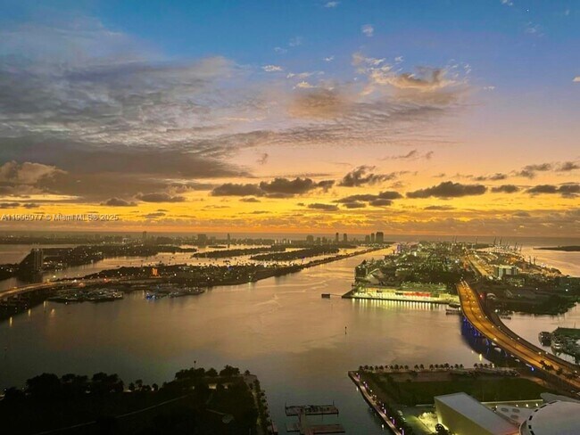 Building Photo - 900 Biscayne Blvd