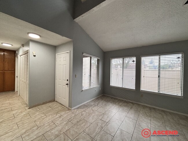 Building Photo - Cute 2 Bedroom Off Stockdale Hwy and California Ave!