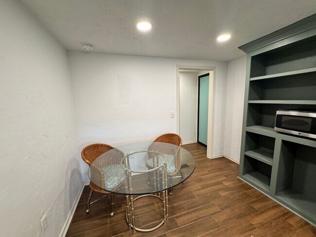 Building Photo - Charming and spacious with thoughtful updates! This 3 bed 2 bath feels new and trendy, schedule y...