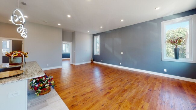 Building Photo - $1655 per Bedroom | 8BR Townhome in Fort S...