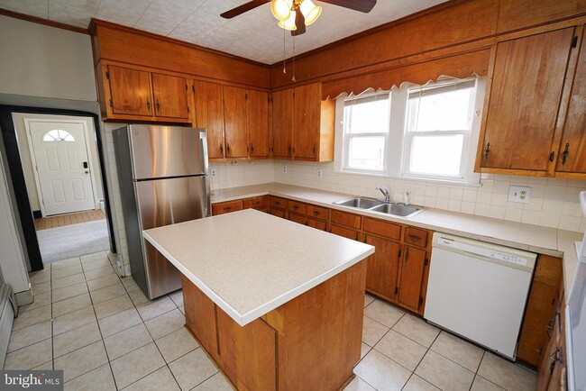 Building Photo - 305 E Pine St