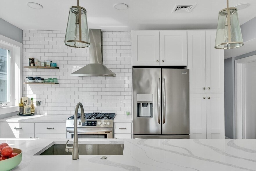 Building Photo - 19 Plymouth St