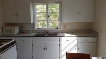 Building Photo - 931 E State St