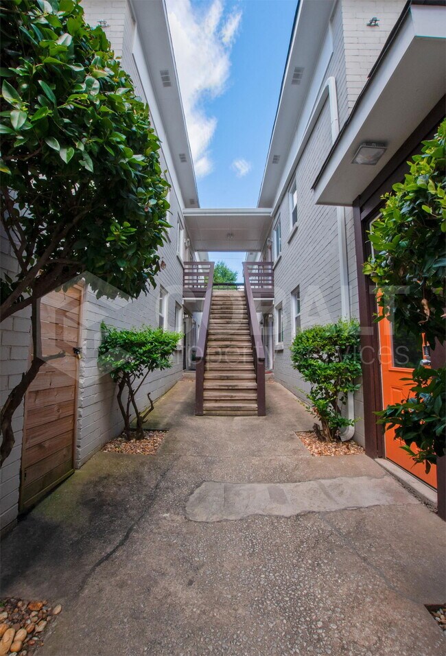 Building Photo - 271 Glen Iris Dr NE