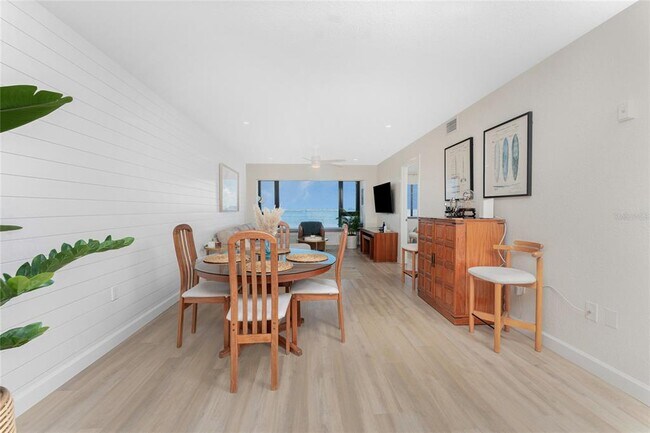Building Photo - 1500 Park Beach Cir
