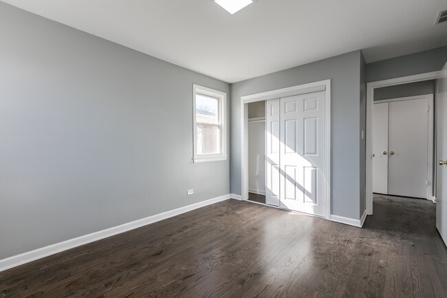 Building Photo - 5843 N Cicero Ave