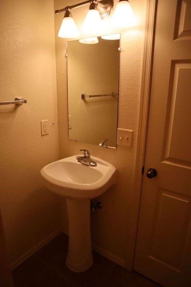 Building Photo - Great home great price