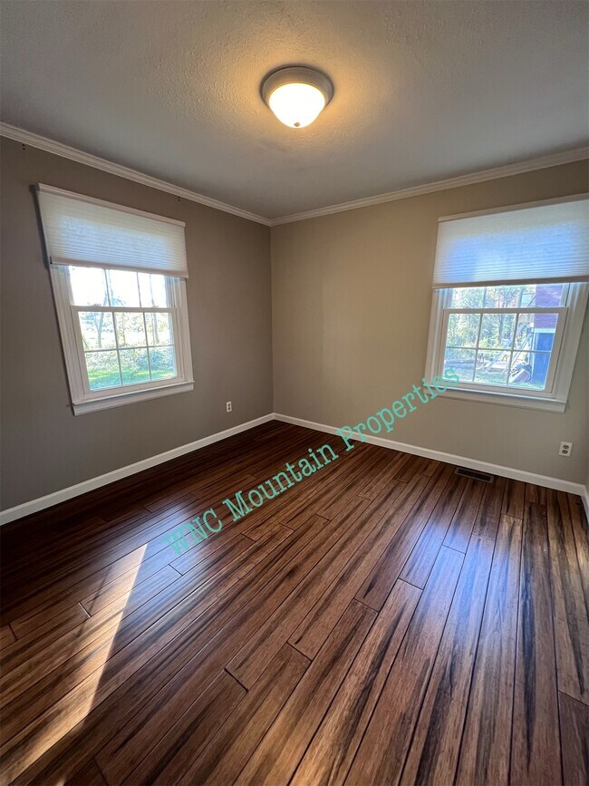 Building Photo - 247 Pleasant Meadow Ln