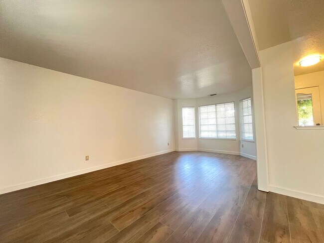 Building Photo - 1342 Kingswood Dr