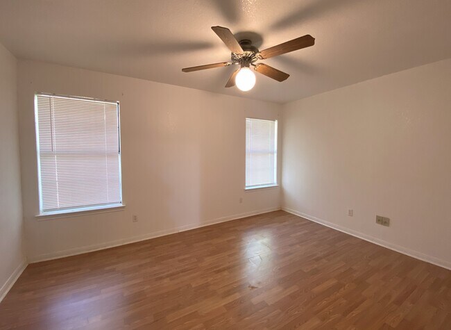 Building Photo - 1303 Falcon Trl