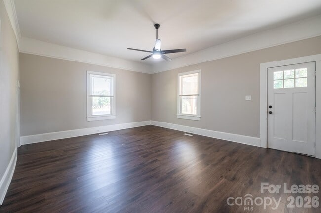 Building Photo - 809 Delane St