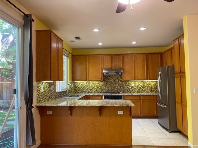 Building Photo - Open Single-Family 3Bed/2.5BA Home Mere Mi...