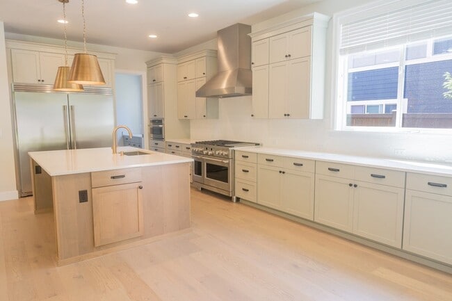 Building Photo - 5Bd/4.25Ba Kirkland House