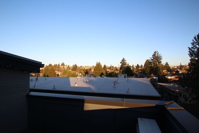 Building Photo - Modern Townhome in HEART of West Seattle