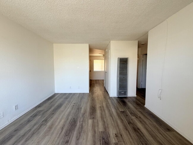 Building Photo - 2 bed 1 bath with a garage BHCRENT.COM