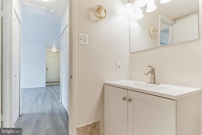 Building Photo - 7598 Gales Ct