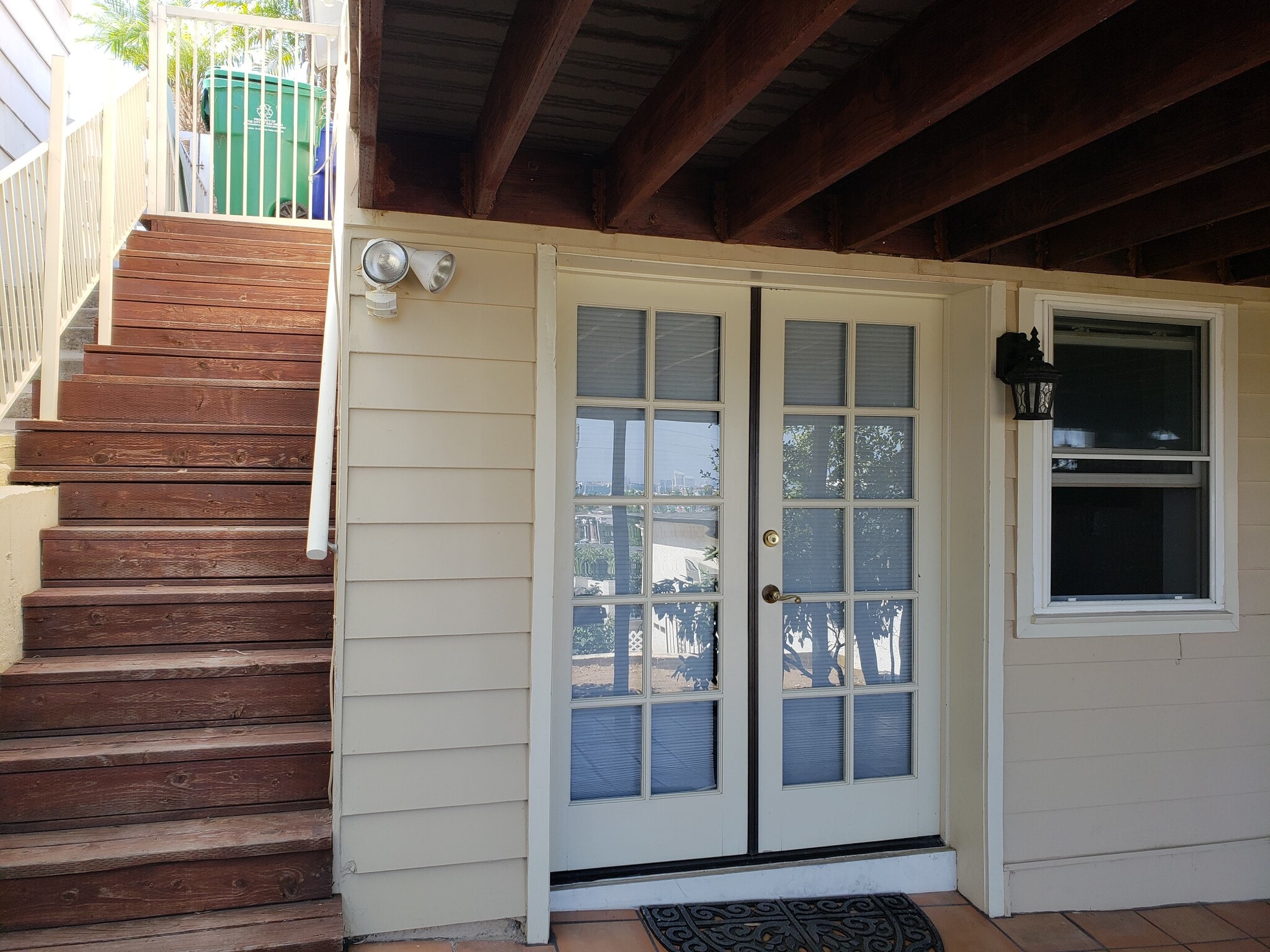 Private Entrance/Exit Area - 1331 Willow St
