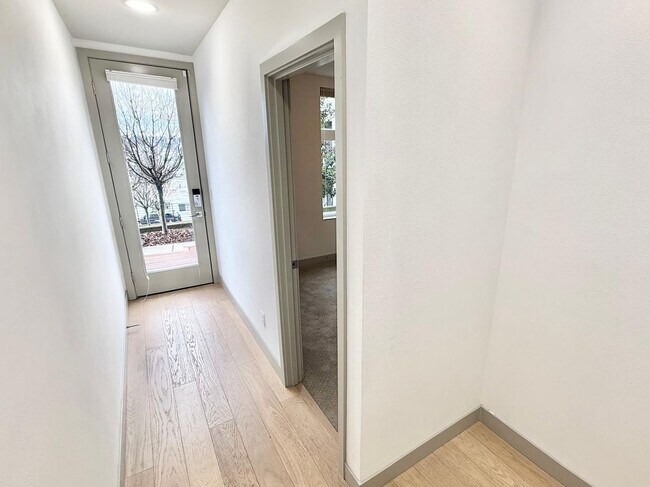 Building Photo - 2 Bed + Den 2 Bathroom Eastlake Townhome with Spectacular Views