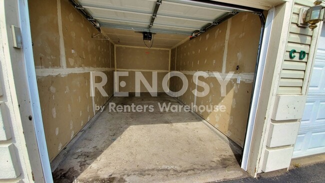 Building Photo - Available August 2026 - 2 bedroom + Office Penthouse condo new paint, carpet, Whirlpool appliance...