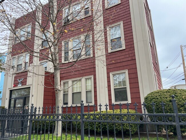 Building Photo - 99 Franklin St