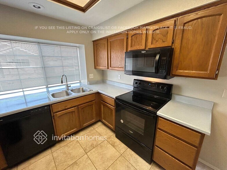 Building Photo - 7037 N 28th Dr