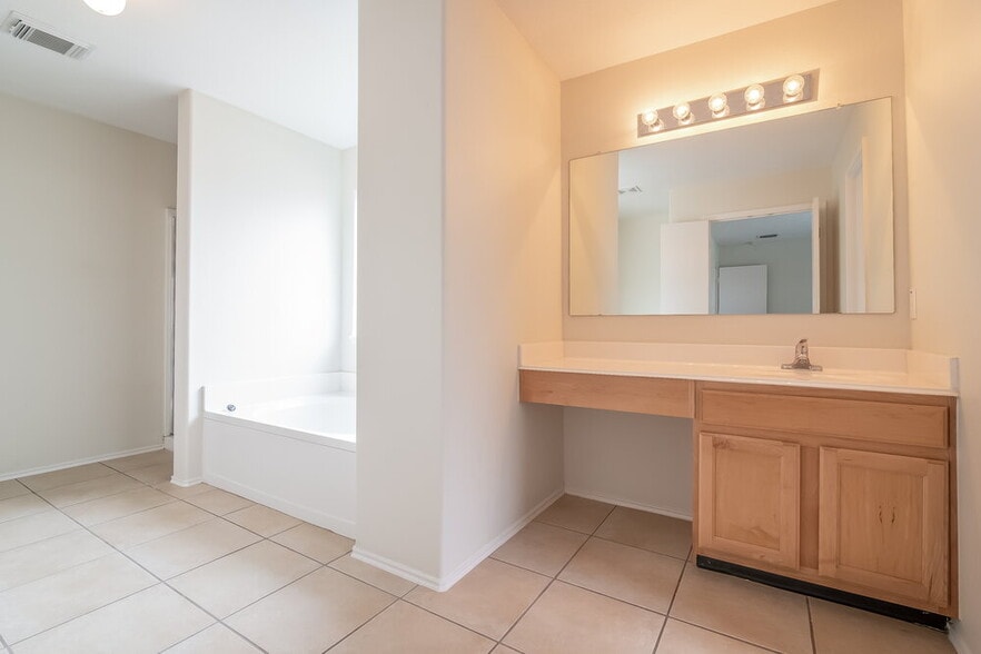 Building Photo - 3826 Rowlock Vine Dr