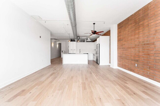 Building Photo - $2,350.00 - 1 Bed 1 Bath Condo with Centra...