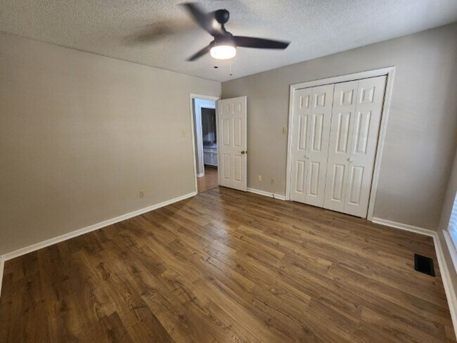 Building Photo - 309 Shadow View Dr
