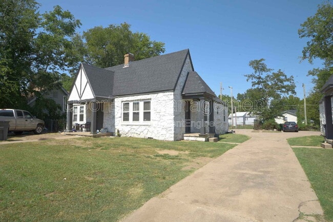 Primary Photo - 615 E Xyler St