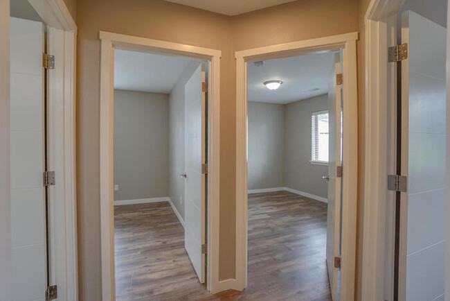 Building Photo - NEWER FOUR BEDROOM NEAR HAZEL DELL