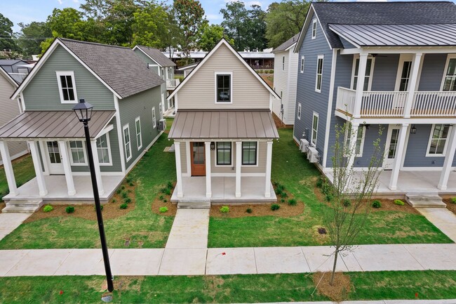 Building Photo - Like New! 2 bedroom 2 bathroom cottage sty...