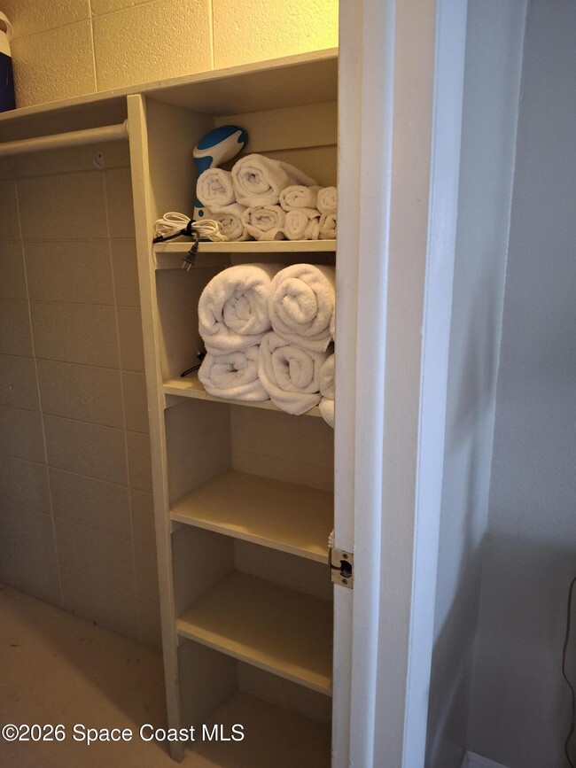 Building Photo - 7165 Ridgewood Ave