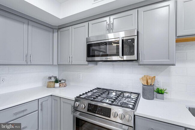 Building Photo - 701 N Henry St