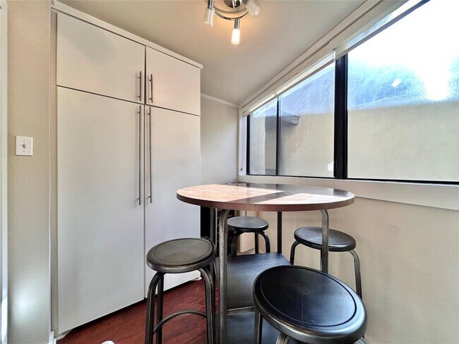 Building Photo - 1106 W 6th St