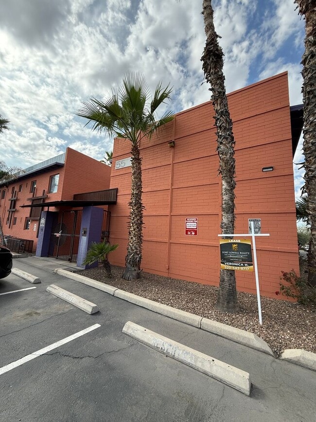 Building Photo - 1bd condo steps away from U of A, gated, A/C, Washer/Dryer