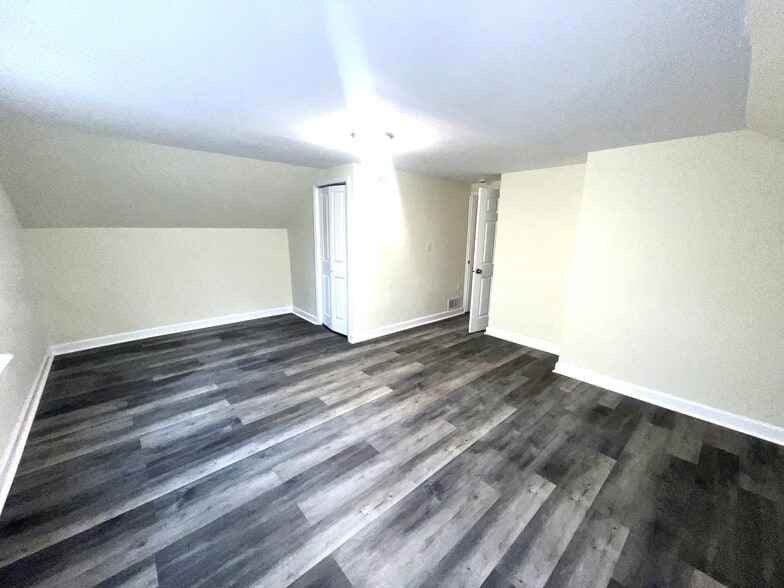 Building Photo - 1233 W 71st Pl