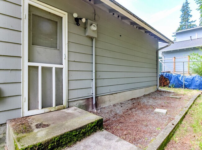 Building Photo - Four Bedroom House Near Camelot Park