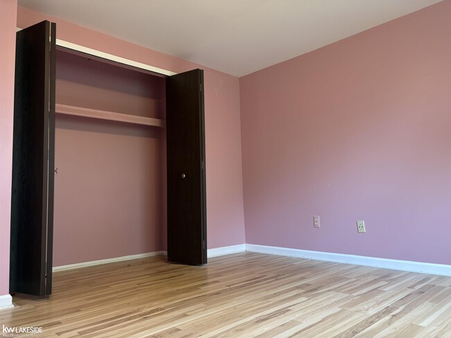 Building Photo - 3550 Kings Point Dr