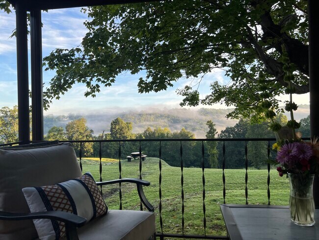 Building Photo - 99 Windy Farm Rd