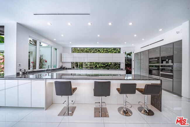 Building Photo - 511 N Rexford Dr