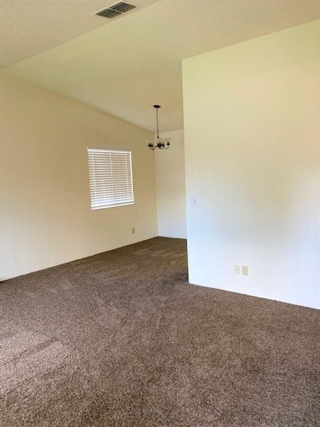 Building Photo - Nice North Redding Home!