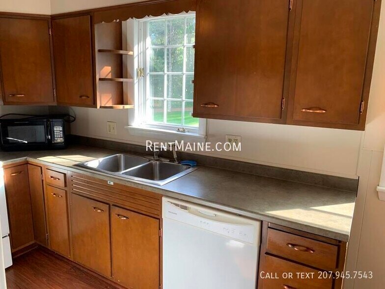 Building Photo - 198 Main Rd N