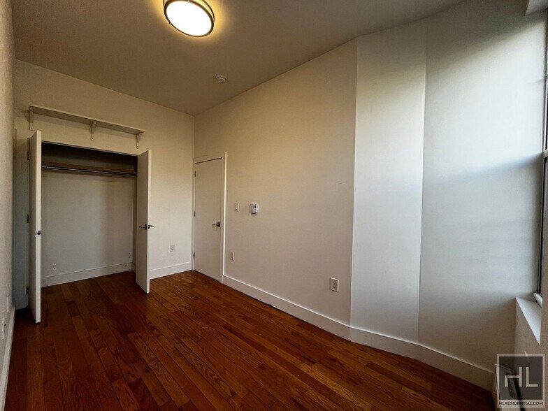 Building Photo - NO FEE / SUMMERFIELD STREET / Spacious 3-Bed 1-Bath / Bushwick and Ridgewood Border