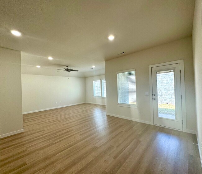 Building Photo - 5382 Selah St