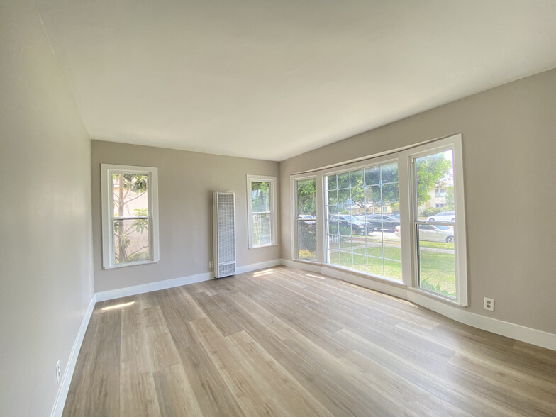 Living room - 2620 S Barrington Ave