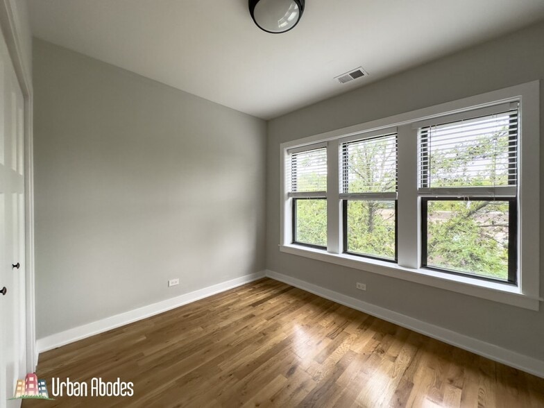 Building Photo - 2206 W Eastwood Ave