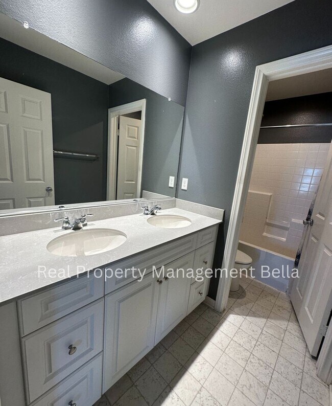 Building Photo - Cul-de-Sac Comfort + Space for Everyone