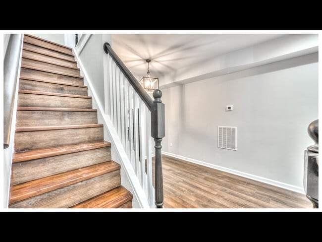 Building Photo - 1634 Darley Ave