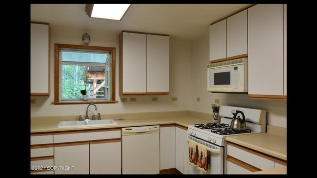 Building Photo - 3BR/3BA Home on 1.9 Acres – Mountain Views...