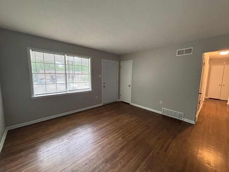 Building Photo - Welcome to this charming 3-bedroom, 1.5-ba...